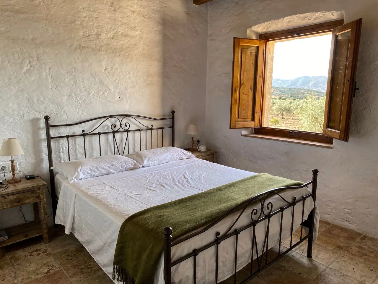 Dormitorio sencillo con ventana al olivar y a la sierra